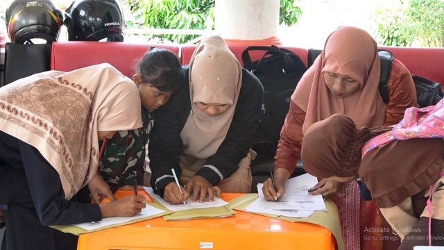 Para calon anggota Panwascam di Kabupaten Aceh Tamiang terlihat antusias menyiapkan berkas untuk daftarkan diri pada hari kedua rekrutmen Panwascam oleh Panwaslih setempat, Kamis (22/9). Foto: Dok. Panwaslih Aceh Taming