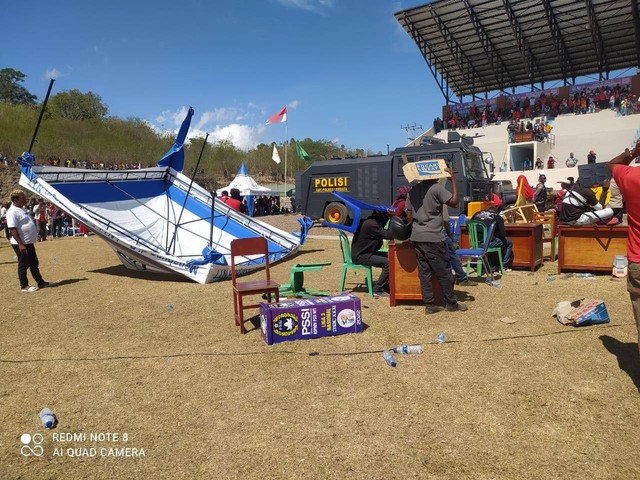 Keterangan foto: Puing-puing bekas pengrusakan yang dilakukan Suporter Perseftim Flores Timur di Stadion Gelora 99 Lembata hari ini. Foto oleh:Teddi L.