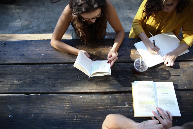 Ilustrasi Belajar Soal PTS IPS Kelas 4 Semester 1 dan Kunci Jawaban. Foto: dok. Alexis Brown (Unsplash.com)