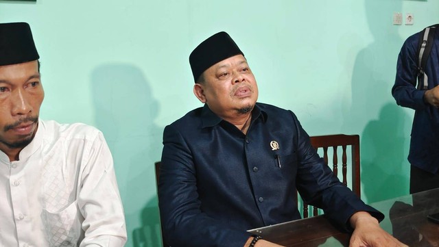 Tangkapan layar Wakil Ketua DPRD Depok, Tajudin Tabri memberikan hukuman push up kepada supir truk dikarenakan menabrak portal, Kamis (23/9/2022)  Foto: Dok. Istimewa