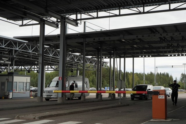 Kendaraan memasuki perbatasan Finlandia dari Rusia di Vaalimaa, Finlandia. Foto: Essi Lehto/REUTERS