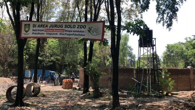 Taman Satwa Taru Jurug dalam proses revitalisasi yang dimulai sejak 1 September 2022 lalu. FOTO: Fernando Fitusia.