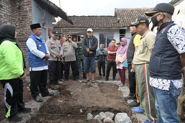 Wagub Jabar, Uu Ruzhanul Ulum, mengunjungi keluarga Undang, warga Desa Cipicung, Kabupaten Garut, yang rumahnya dirobohkan oleh rentenir. Foto: Humas Jabar