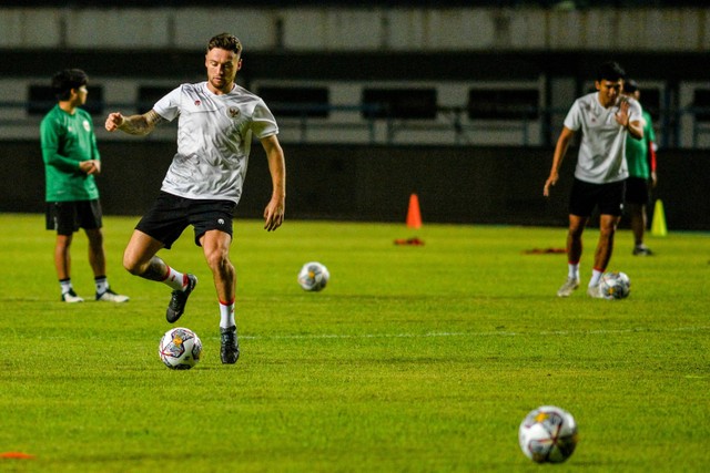 Sejumlah pemain Timnas Indonesia menjalani latihan di Stadion Gelora Bandung Lautan Api, Bandung, Jawa Barat, Jumat (23/9/2022). Foto: Raisan Al Farisi/ANTARA FOTO