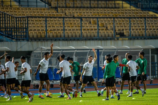 Sejumlah pemain Timnas Indonesia menjalani latihan di Stadion Gelora Bandung Lautan Api, Bandung, Jawa Barat, Jumat (23/9/2022).  Foto: Raisan Al Farisi/ANTARA FOTO