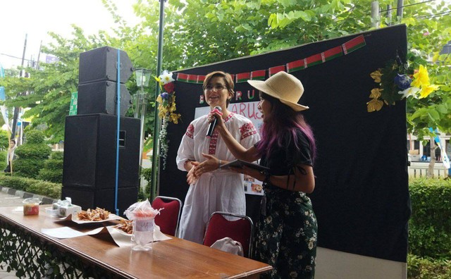 Seorang mahasiswa UAJY sedang memberikan penjelasan tentang budaya Belarusia, Jumat (23/9/2022). Foto: Maria Wulan/Tugu Jogja