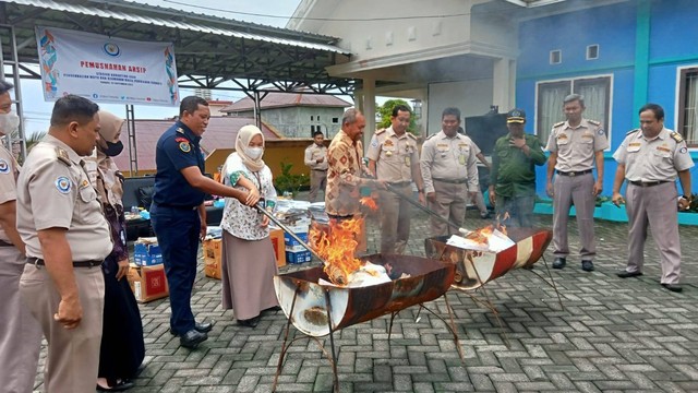 Pemusnahan arsip yang berlangsung di Kantor BKIPM Kota Ternate. Foto: Sansul Sardi/cermat