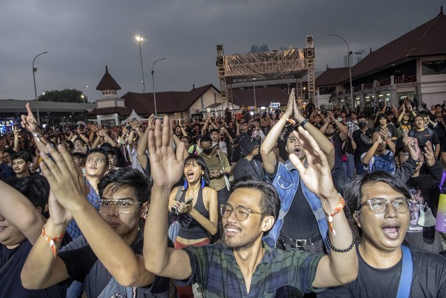Penonton menyaksikan penampilan dari musisi yang tampil pada acara "Pestapora 2022" di Gambir Expo Kemayoran, Jakarta, Jumat (23/9/2022).  Foto: Muhammad Adimaja/Antara Foto