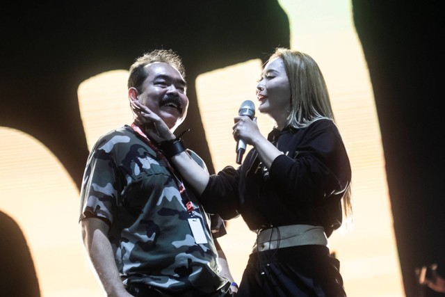 Pedangdut Inul Daratista (kanan) bersama Adam Suseno (kiri) beraksi pada acara "Pestapora 2022" di Gambir Expo Kemayoran, Jakarta, Jumat (23/9/2022). Foto: Muhammad Adimaja/ANTARA FOTO