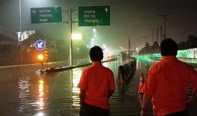 Ruas tol pondok Aren-Serpong terjadi genangan banjir di KM 08, Jumat (23/9/2022). Foto: Dok. Istimewa