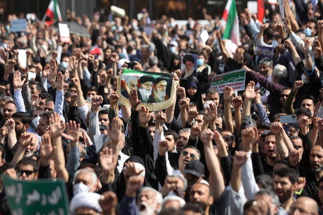 Massa pro-pemerintah berdemonstrasi menentang pertemuan protes terkait kasus Mahsa Amini di Iran, di Teheran, Iran, Jumat (23/9/2022). Foto: WANA via REUTERS