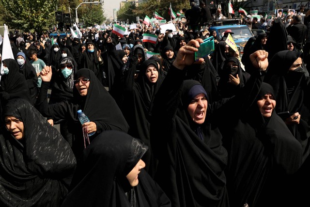 Massa pro-pemerintah berdemonstrasi menentang pertemuan protes terkait kasus Mahsa Amini di Iran, di Teheran, Iran, Jumat (23/9/2022). Foto: WANA via REUTERS