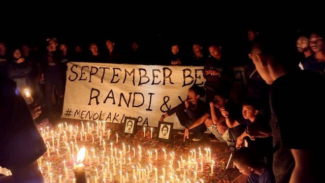 Aksi menyalakan lilin dan doa bersama atas perjuangan demokrasi Randi dan Yusuf. Foto: Muhammad Nadhir/kendarinesia