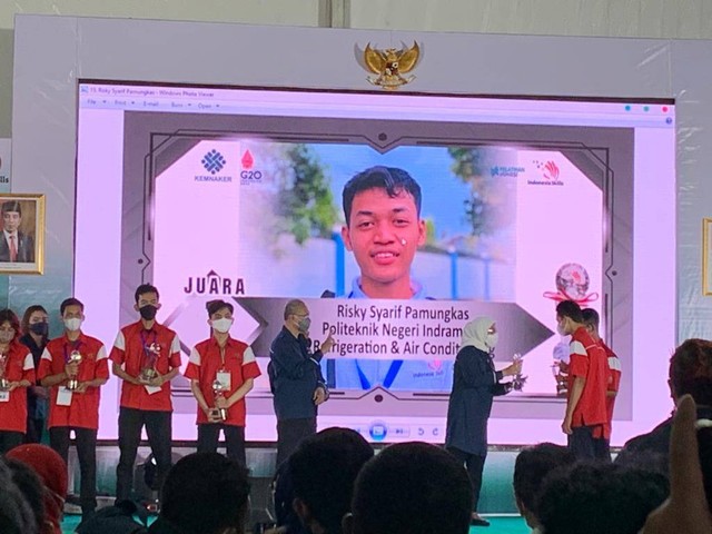 Risky Syarif Pamungkas mahasiswa semester 5 Prodi D3 Teknik Pendingin dan Tata Udara Politeknik Negeri Indramayu (Polindra) saat menjadi juara di ajang seleksi nasional ASEAN Skills Competition XIII 2023 yang diselenggarakan Kementerian Tenaga Kerja RI baru-baru ini. Foto: Humas Politeknik Negeri Indramayu.