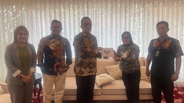 Didampingi Kepala Bagian Protokol dan Komunikasi Pimpinan Setda Kota Palu, Yuyun Yotomaruangi yang juga merupakan alumni praja IPDN (kiri), Sekretaris Daerah Kota Palu, Irmayanti mewakili Wali Kota Palu mengundang Marching Band GAP IPDN saat berkunjung ke Institut Pemerintahan Dalam Negeri (IPDN) Kampus di Makassar. Foto: Dok. Pemkot Palu