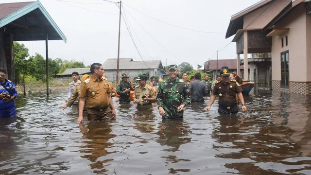 Pj Bupati Kobar Anang Dirjo bersama sejumlah unsur Forkopimda melakukan pengecekan kondisi banjir sekaligus menyalurkan bansos untuk warga yang terdampak. Foto: IST/InfoPBUN