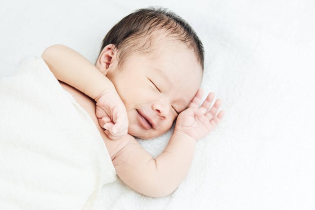 Ilustrasi bayi tersenyum saat tidur. Foto: Shutterstock