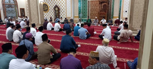 Irjen Kemenkumham RI (bersyal hijau)  Ir. Razilu, M.Si., CGCAE.  memberikan tausyiah shubuh di hadapan jamaah Masjid AL Jihad dan beberapa utusan pegawai se-UPT kota Palembang