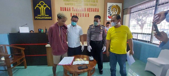 Petugas Rutan Banyumas berhasil menangkap pelaku pelemparan paket yang berisi obat, Foto : Rutan Banyumas