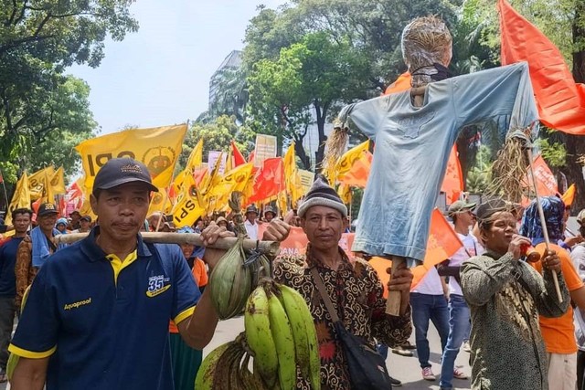 Demo buruh dan petani perjngati hari Tani Nasional di Kawasan Monas, Patung Kuda, Sabtu (24/9).  Foto: Hedi/kumparan