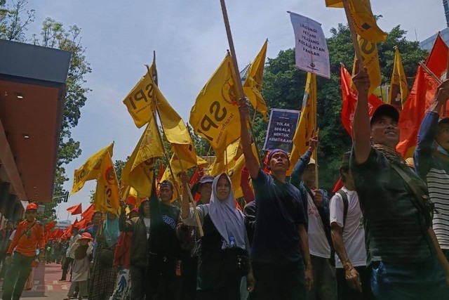 Demo buruh dan petani perjngati hari Tani Nasional di Kawasan Monas, Patung Kuda, Sabtu (24/9).  Foto: Hedi/kumparan