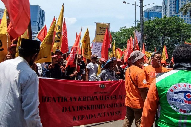 Sambil Arak Hasil Panen, Aliansi Buruh Dan Serikat Petani Demo Di ...