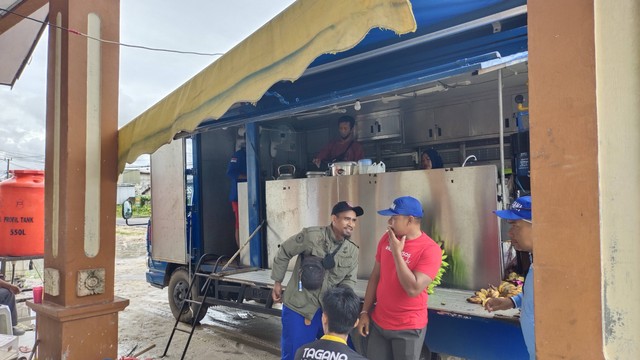 Petugas Dinas Sosial Kobar (Tagana) bersiaga di lokasi dapur umum guna membantu proses evakuasi masyarakat Kelurahan Baru ke tempat pengungsian. Foto: Lukman Hakim/InfoPBUN