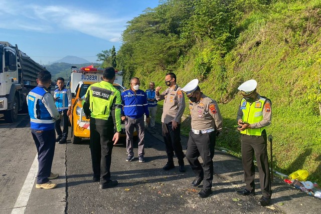 Polisi melalukan olah tkp laka maut di Tol Bawen-Ungaran.  Foto: Dok. Istimewa