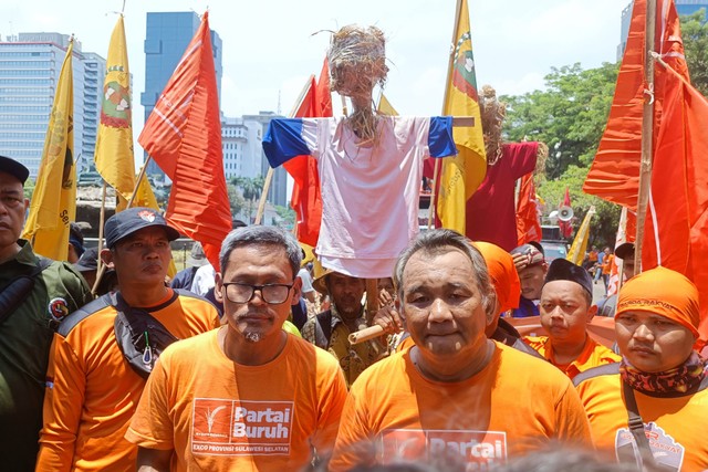 Sekjen SPI Agus Ruli Ardiansyah (kanan) bersama Mahkamah Partai Buruh, Ridem Hattam Abis (kiri) saat perayaan Hari Tani Nasi di kawasan Monas, Sabtu (24/9/2022) Foto: Hedi/kumparan