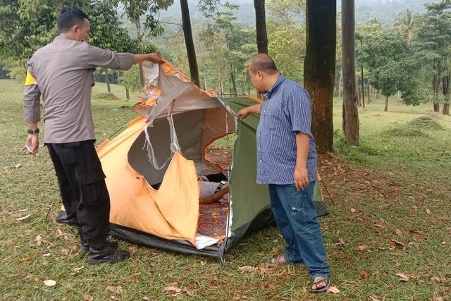 Pasangan muda-mudi yang tengah berwisata di Bukti Waruwangi, Kecamatan Cinangka, Kabupaten Serang tersambar petir saat sedang berduaan di dalam tenda pada Jumat (23/9) siang. Foto: Dok. Istimewa