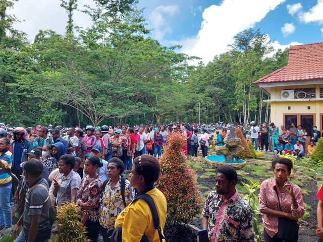 Tenaga Non-ASN saat mendatangi Kantor BKPSDM