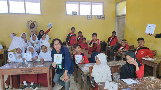 Foto bersama murid SDN Segarjaya 01 (Sumber : Muhamad Rafly El-Nur)