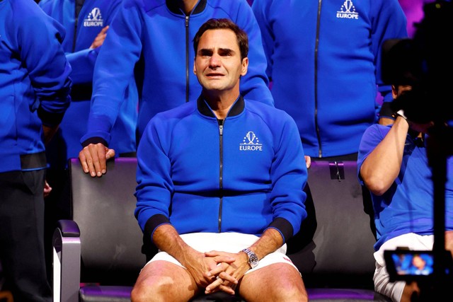 Petenis Roger Federer menangis usai memutuskan pensiun saat pertandingan Laver Cup di 02 Arena, London, Inggris. Foto: Andrew Boyers/REUTERS