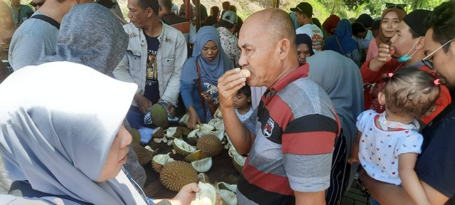 Pengunjung menikmati durian dalam Festival Durian yang digelar di Singkawang. Foto: Stecy Holie
