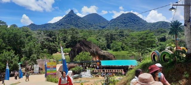 Kawasan Wisata Alam Batu Belimbing Singkawang. Foto: Stecy Holie