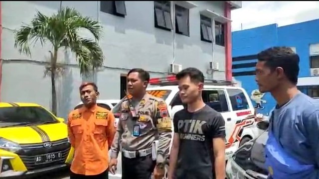 Pengemudi Toyota Camry, Kris Ronggo (kaos hitam) meminta maaf atas tindakannya menghalangi laju ambulan. FOTO: Dok. Relawan Ambulans Karanganyar.