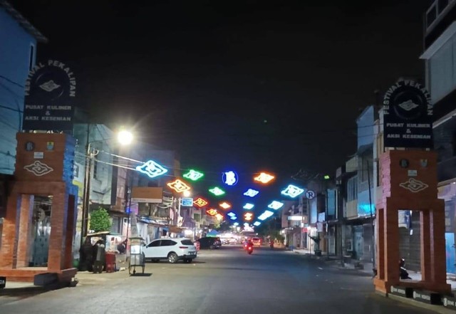 Ruas Jalan Pekalipan Kota Cirebon Jawa Barat.(Juan)