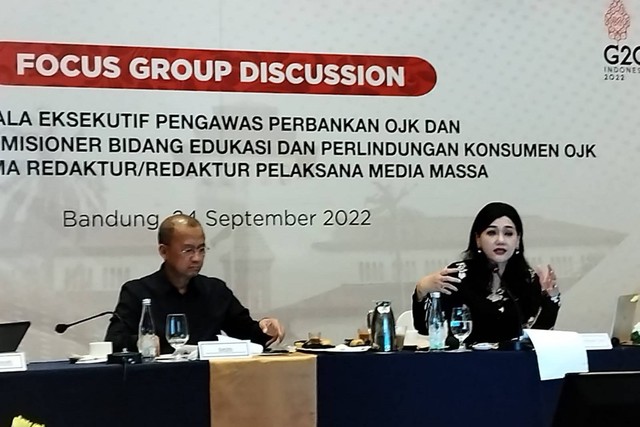 Anggota Dewan Komisioner OJK Bid. Edukasi dan Perlindungan Konsumen, Frederica Widyasari dan Deputi Komisioner Bid. Edukasi dan Perlindungan Konsumen OJK, Sarjito, di acara FGD dengan media di Bandung, Sabtu (24/9).  Foto: Wendiyanto Saputro/kumparan