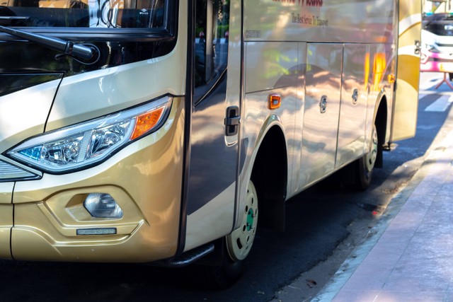 Ilustrasi bus / daftar terminal di karanganyar, foto oleh Hobi industri di Unsplash