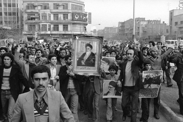 Demonstran saat menggelar demo menuntut Republik Islam dengan Ayatollah Khomeini sebagai pemimpin di Teheram Iran, pada 20 Januari 1979. Foto: Saris/AP PHOTO