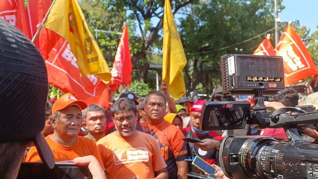 Presiden Partai Buruh Said Iqbal bersama Sekjen SPI Agus Ruli Ardiansyah di Patung Kuda, Jakarta Pusat, Sabtu (24/9/2022).  Foto: Hedi/kumparan