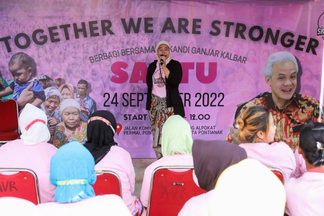 Srikandi Ganjar Kalbar membagikan 1.000 paket sembako ke warga di Pontiakan, Kalimantan Barat. Foto: Dok. Istimewa