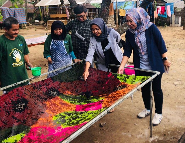Dosen Unesa Optimalkan Branding Batik Ciprat Karya Penyandang Disabilitas