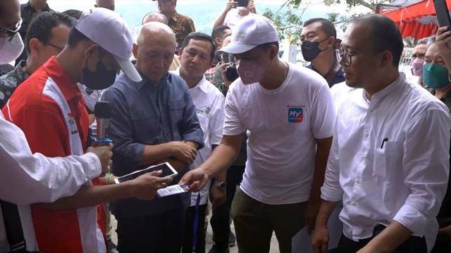 Menteri Koperasi dan UMK, Teten Masduki saat meresmikan program 'Solar untuk Koperasi Nelayan' di Kota Bitung, Sabtu (24/9). 