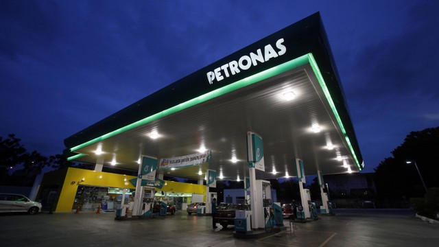 Ilustrasi SPBU Petronas. Foto: Bazuki Muhammad/Reuters