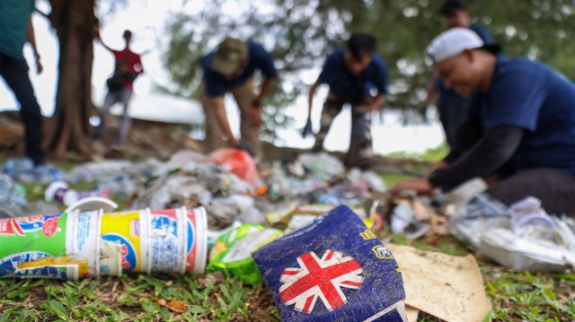 Sampah plastik yang mencemari pantai. Foto: Suparta/acehkini