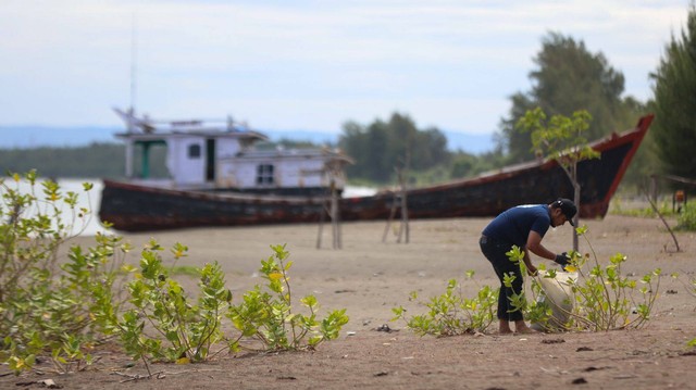 Aksi bersih pantai rutin dilakukan Sahabat Laut saban tahun. Foto: Suparta/acehkini