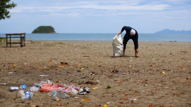 Pembersihan sampah di pantai. Foto: Suparta/acehkini 