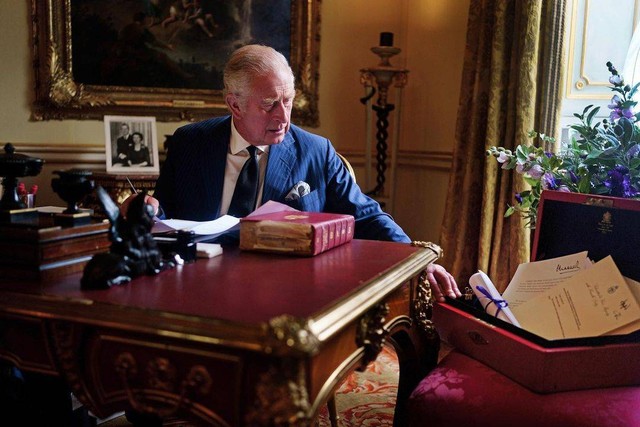 Kerajaan Inggris merilis potret resmi pertama Raja Charles III, yang tengah menjalani tugas sebagai Raja, di Istana Buckingham pada Sabtu (24/09/2022). Foto: Instagram/@theroyalfamily