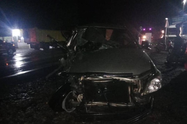 Kondisi mobil Kijang Innova di Labuhan Batu hancur setelah bertabrakan dengan mobil boks Foto: Dok. Polres Labuhan Batu 